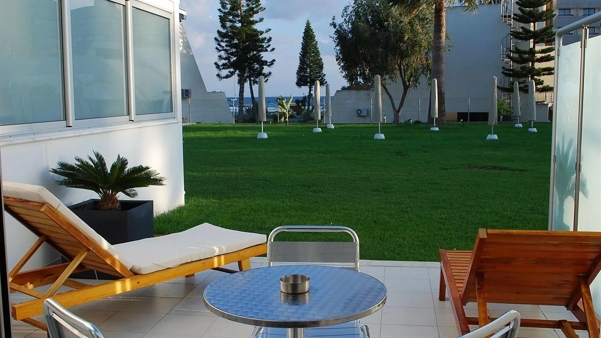 Апарт-отель Frixos Suites Hotel Apartments Ларнака